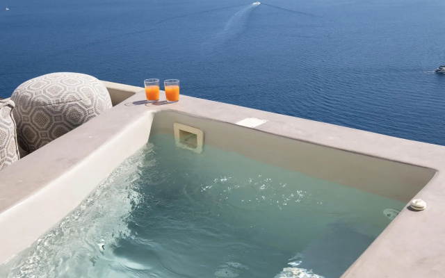 SantorOia Luxury Suites