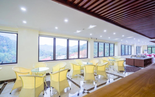 Dinh Gia Hotel