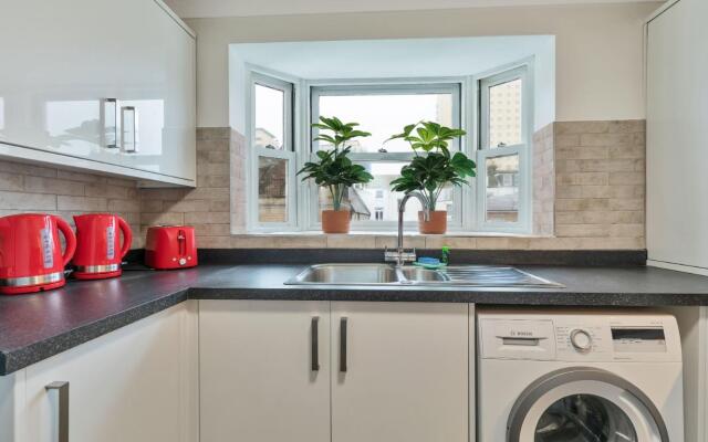 Seabright Townhouse | By My Getaways | Parking for one car