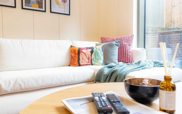 Five Bedroom Near Camden Arts Centre by Bevilla