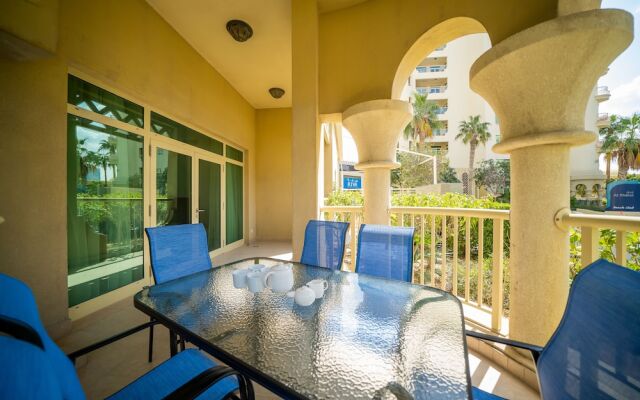 Luton Vacation Homes - Shoreline Apartment with Beach access