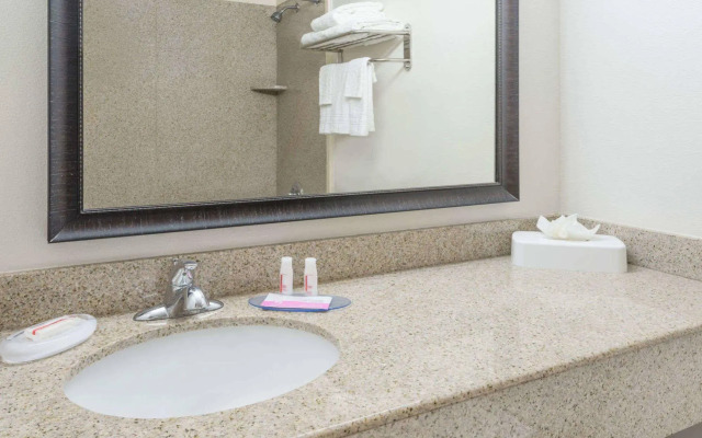 Catoosa Inn & Suites