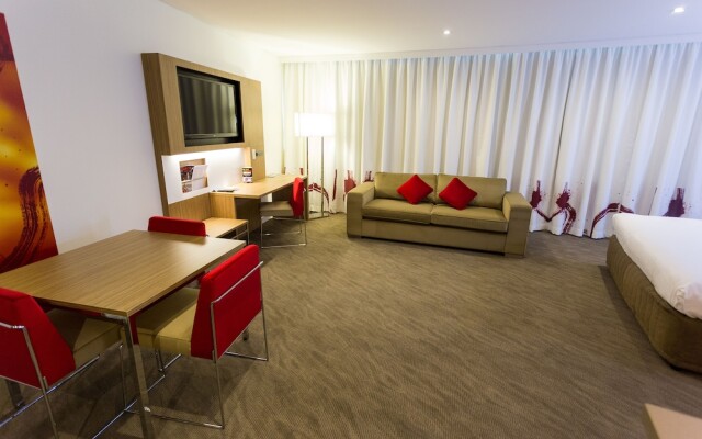 Novotel Sydney West HQ Hotel