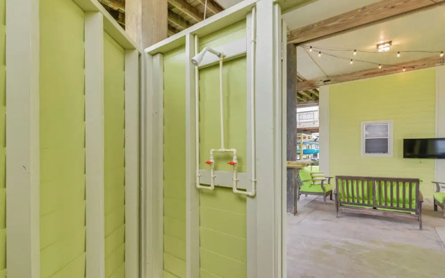 Private Dock & Kayaks: Coastal Gem in Galveston