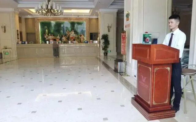 Vienna International Hotel (Sanya High-speed Railway Station)