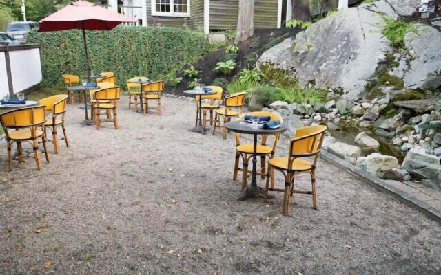 The Red Lion Inn Resort 1704