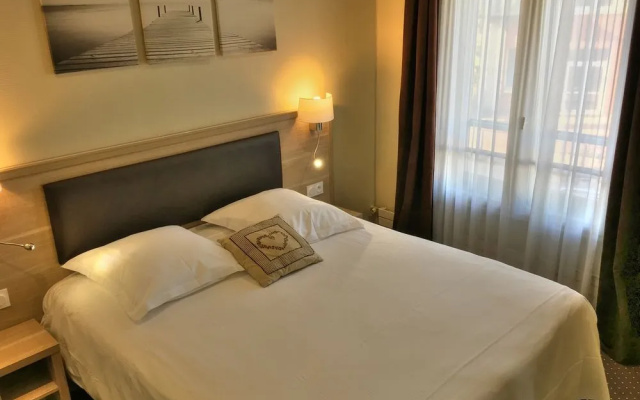 Hotel SPA Piscine le Petit Castel