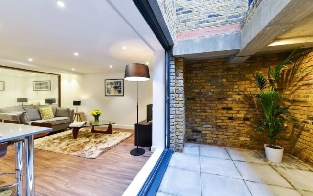 Hotel Style Penthouse Located Close to Central 8