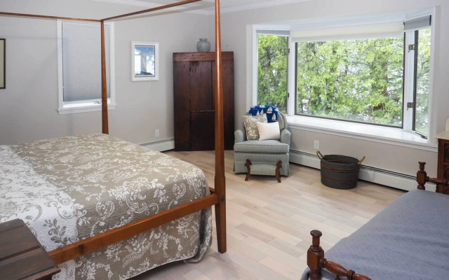 2 Living Areas, Tennis! Waterfront Suttons Bay Gem