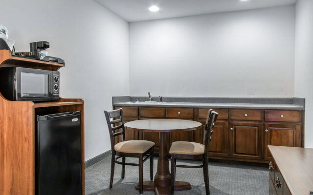 Econo Lodge Inn & Suites Demopolis