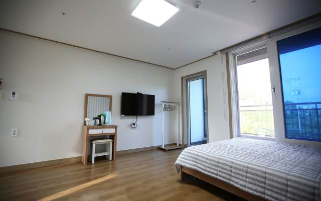 Flora Hostel Pension