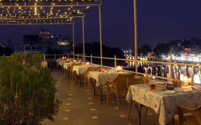 Hotel Sarovar on Lake Pichola