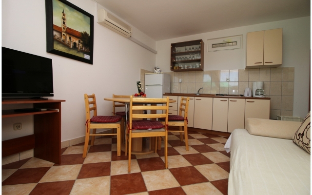 Apartment Elvi - amazing position & parking: A2 Primosten, Riviera Sibenik
