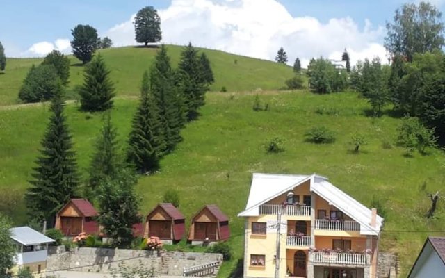 House With 10 Bedrooms In Durau, With Wonderful Mountain View And Enclosed Garden 100 M From The Slopes