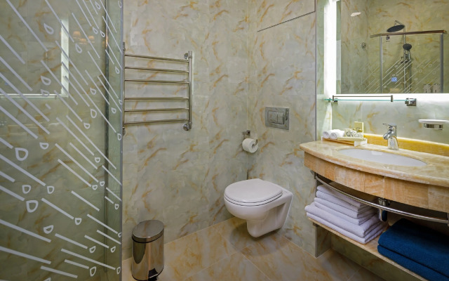 Mini-Hotel Biography