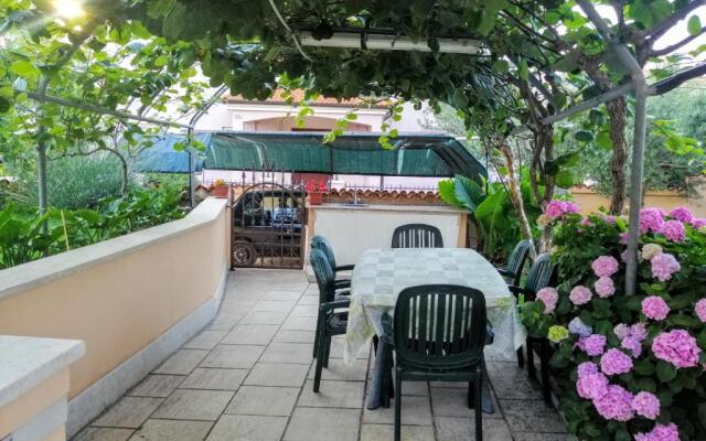 Apartman 100m2, full opremljen, privatni parking.