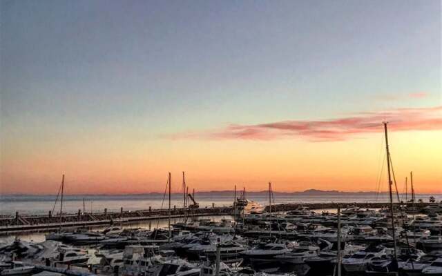 InstaStay Front line Harbor Apartment