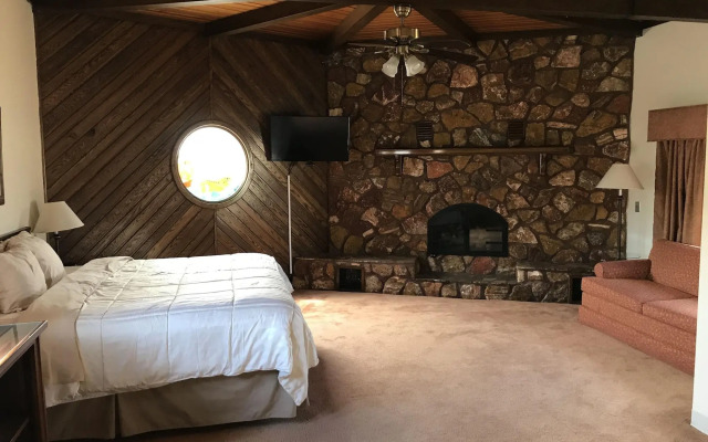 Pictured Rocks Inn & Suites