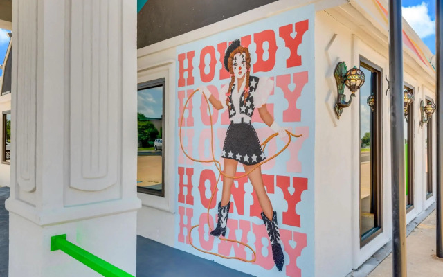Hotel McCoy - Art, Libations, Pool Society