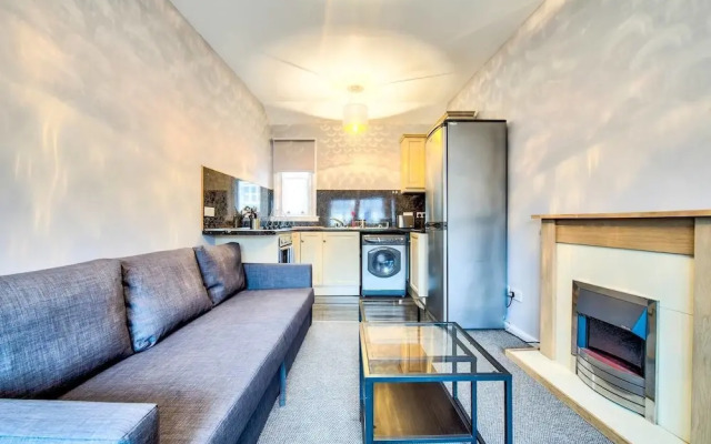 Old Town Edinburgh Apartment: Heart of the Action