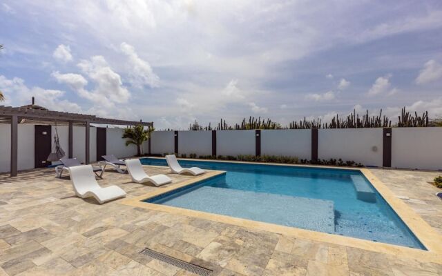 New 3BR 2BA With Huge Pool and Outdoor Area BBQ