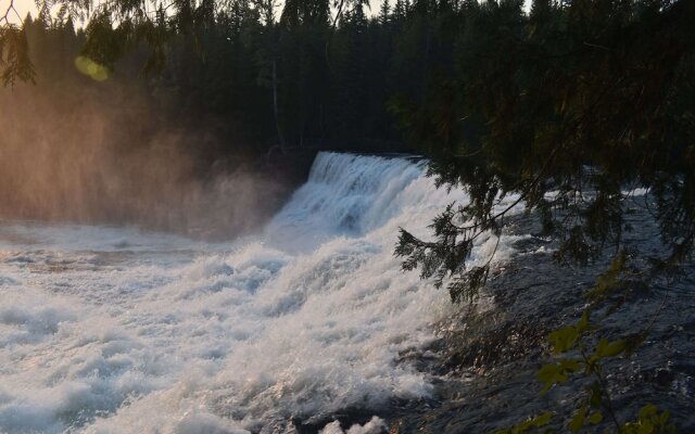 Helmcken Falls Lodge