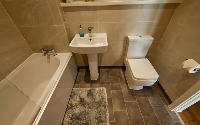2 Bedroom Central Apartment With Parking