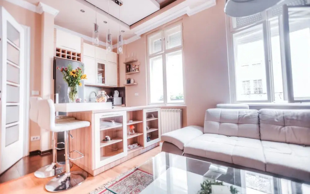 Crown Apartment