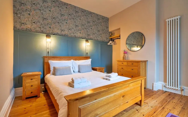 Holiday Home in Heart of Tideswell, No Deposit