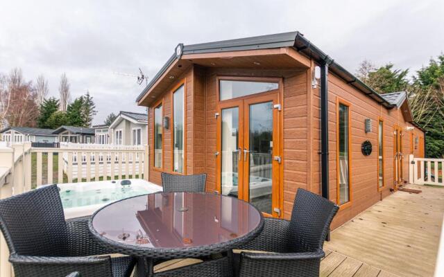 Juniper Lodge with Hot Tub