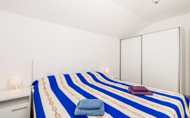 Beautiful Apartment in Vlasici With 1 Bedrooms and Wifi