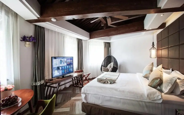 Yurong West Lake Cottage Resort