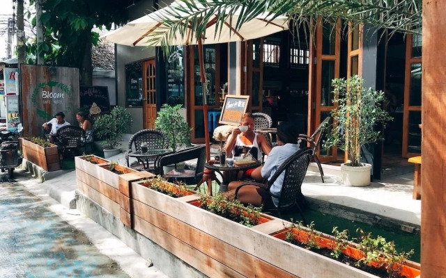 Bloom Cafe & Hostel Lipe