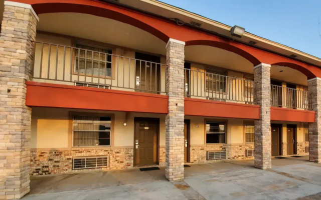 Econo Lodge Inn & Suites