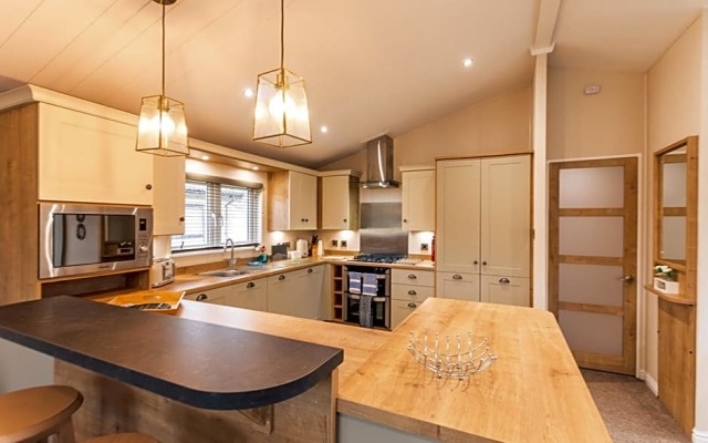 Heathery Lodge with Hot Tub