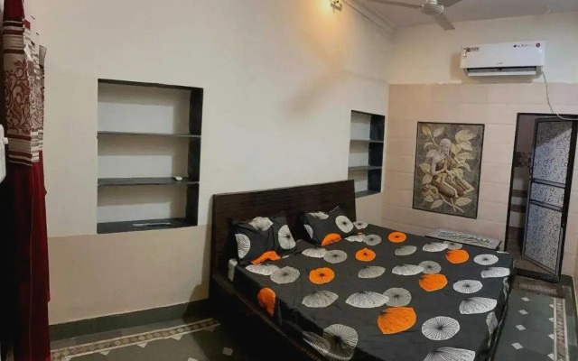 Oyo 702429 Charbhuja Gest House