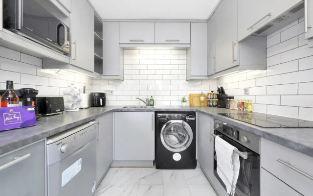 Stylish 4-bed Apartment - Parking & Central Links