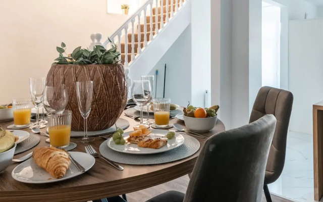 Kensington Place - 4 Bedroom Home w Free Parking