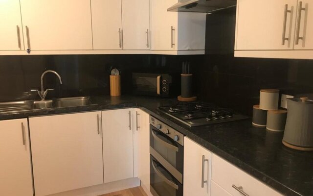 4 Bedroom, 8 bed Apartment,free Parking