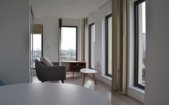 Modern 1 Bedroom Apartment With Views in Stratford