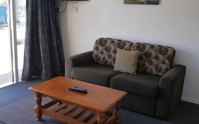 Raglan Palm Beach Motel