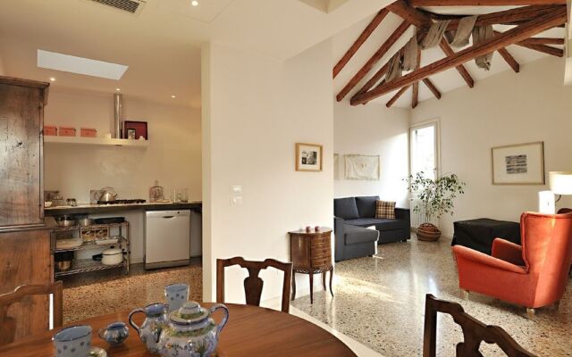 Venice Rialto Apartment With Balcony