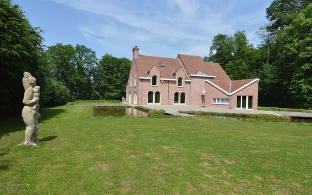 Luxurious Mansion in Brakel with Pond