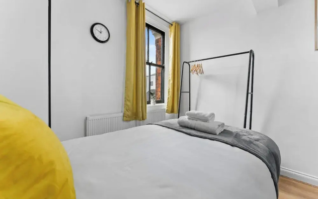 3 Bed Flat - Sleeps 8 - Parking - Wifi