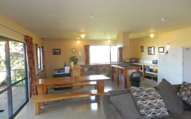 YHA Motueka Laughing Kiwi Backpackers & Self Contained Bach