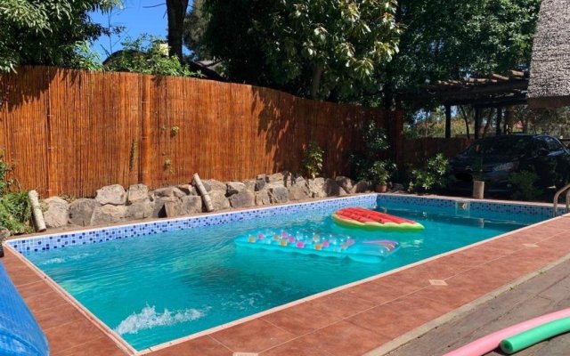 Amplia casa con piscina en Pinares