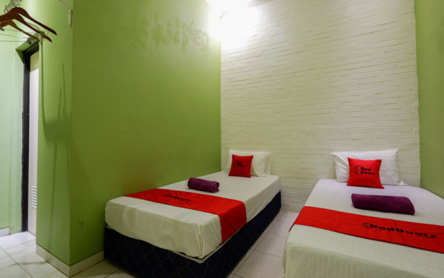 RedDoorz near Universitas Diponegoro 2