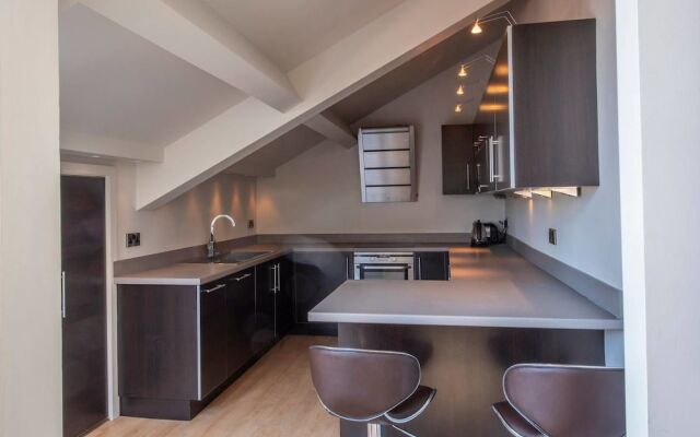 Amazing Spacious 2 Bed Duplex Penthouse w/ Balcony