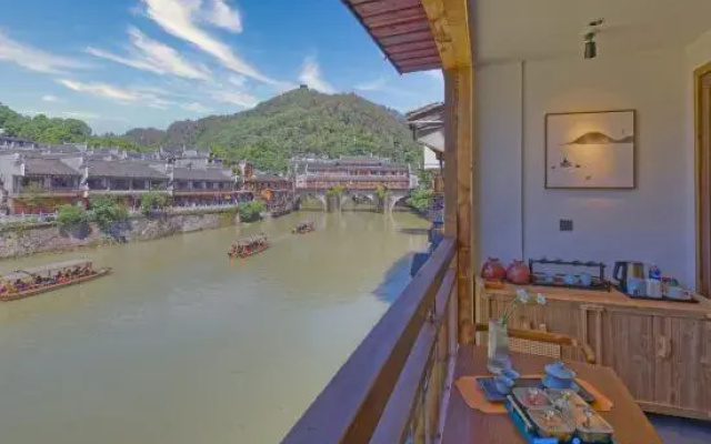 Phoenix Ancient City Mountain Ye River View Homestay