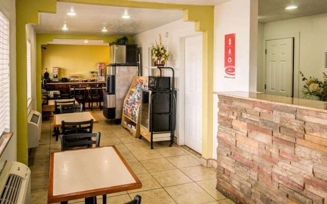 Econo Lodge East